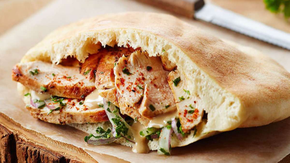 Feiern Sie den ersten jährlichen Nationalen Shawarma-Tag in Kanada mit Osmow's™ und entdecken Sie die köstliche Vielfalt dieser beliebten nahöstlichen und mediterranen Delikatesse. Feiern Sie den ersten jährlichen Nationalen Shawarma-Tag in Kanada mit Osmow's™ und entdecken Sie die köstliche Vielfalt dieser beliebten nahöstlichen und mediterranen Delikatesse.