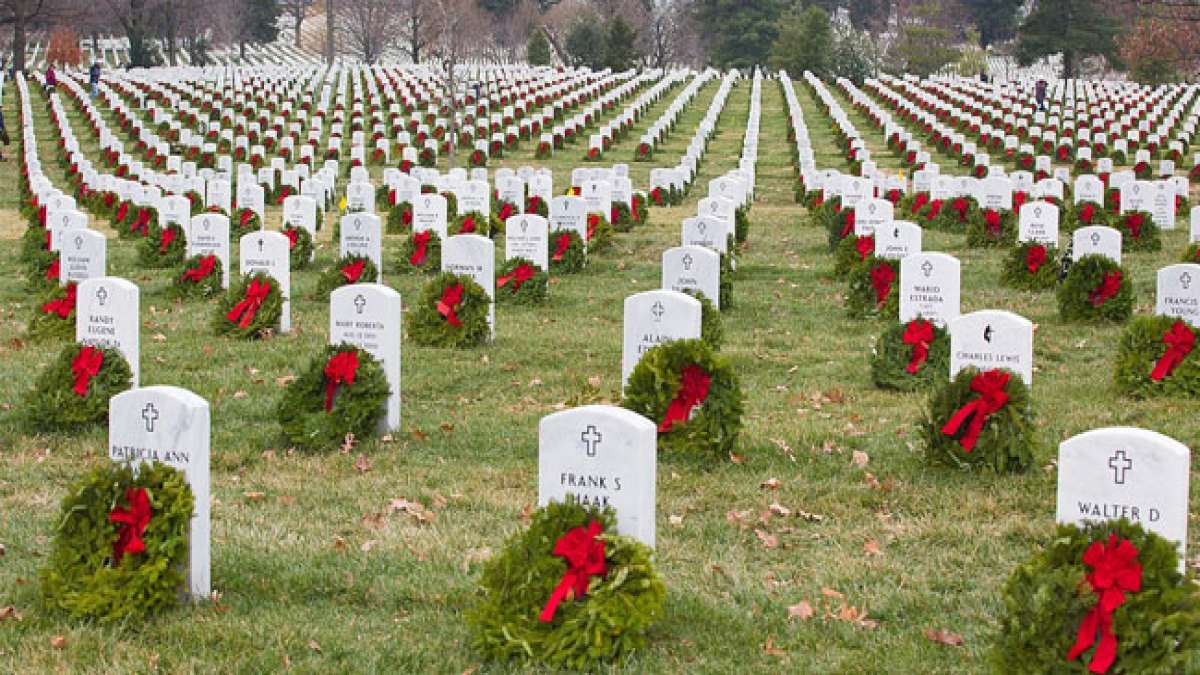 Gedenken Sie den Dienst und das Opfer von US-Veteranen beim National Wreaths Across America Day im Dezember.