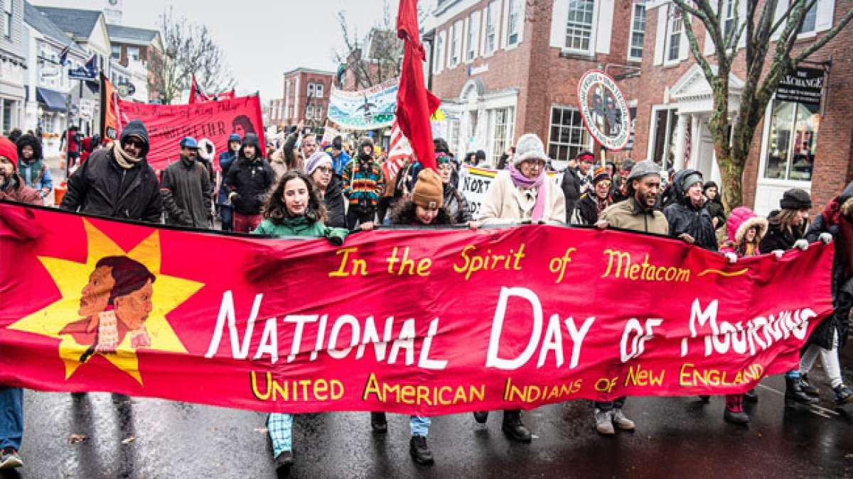 Gedenken Sie am Nationalen Trauertag in den USA den amerikanischen Ureinwohnern und reflektieren Sie über die Geschichte und den Überlebenskampf dieser Gemeinschaft, während Sie Thanksgiving begehen. Gedenken Sie am Nationalen Trauertag in den USA den amerikanischen Ureinwohnern und reflektieren Sie über die Geschichte und den Überlebenskampf dieser Gemeinschaft, während Sie Thanksgiving begehen.