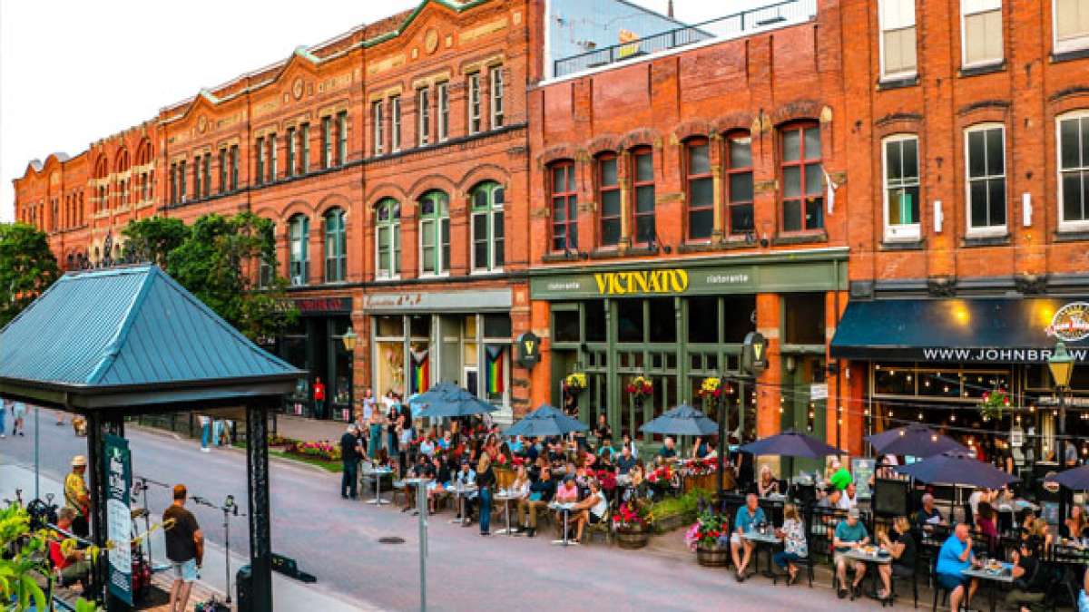 Feiern Sie Charlottetown's Geburtstag in Kanada, benannt nach Königin Charlotte.