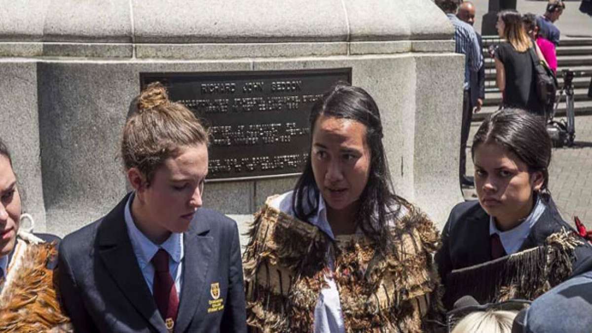 Gedenken Sie dem neuseeländischen Kriegstag und erfahren Sie mehr über die tiefgreifenden Konflikte des 19. Jahrhunderts zwischen Māori und Pākehā sowie deren anhaltenden Einfluss auf die neuseeländische Geschichte und Kultur.