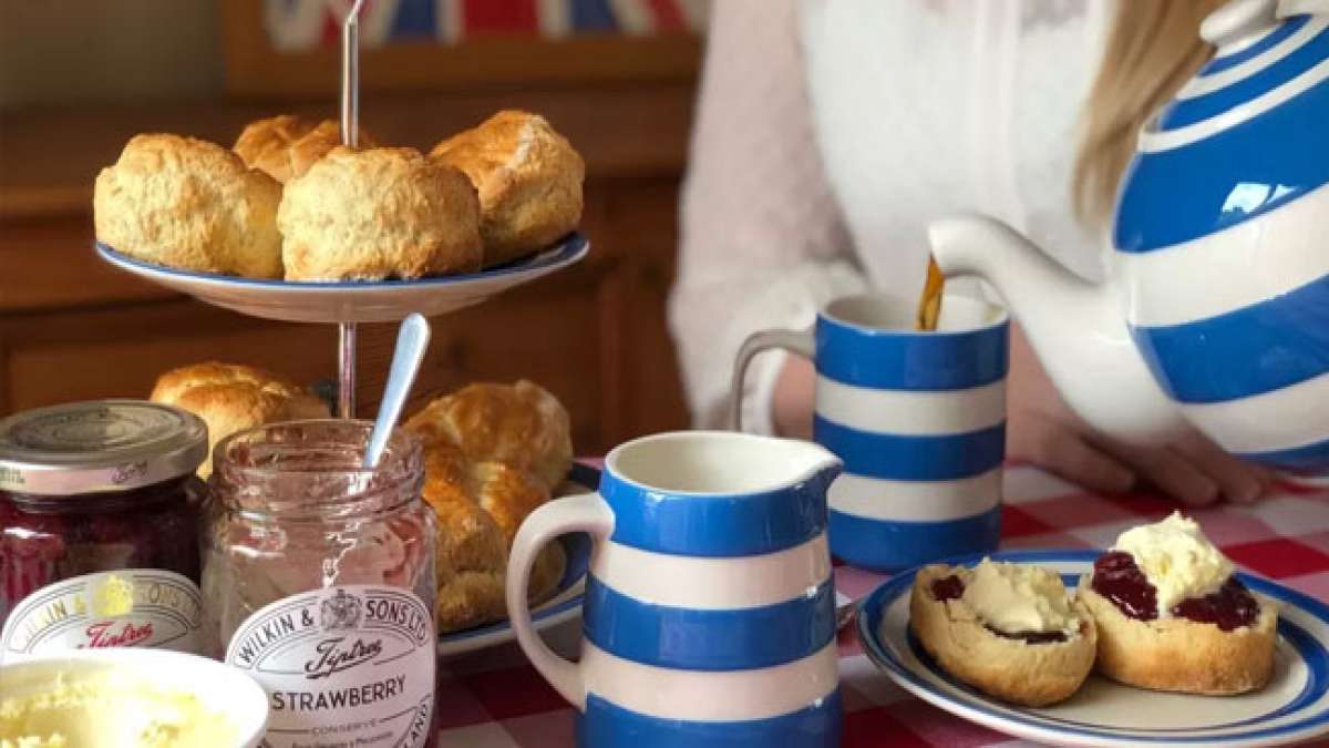 Feiern Sie die britische Teetradition am Nationalen Teetag im Vereinigten Königreich.