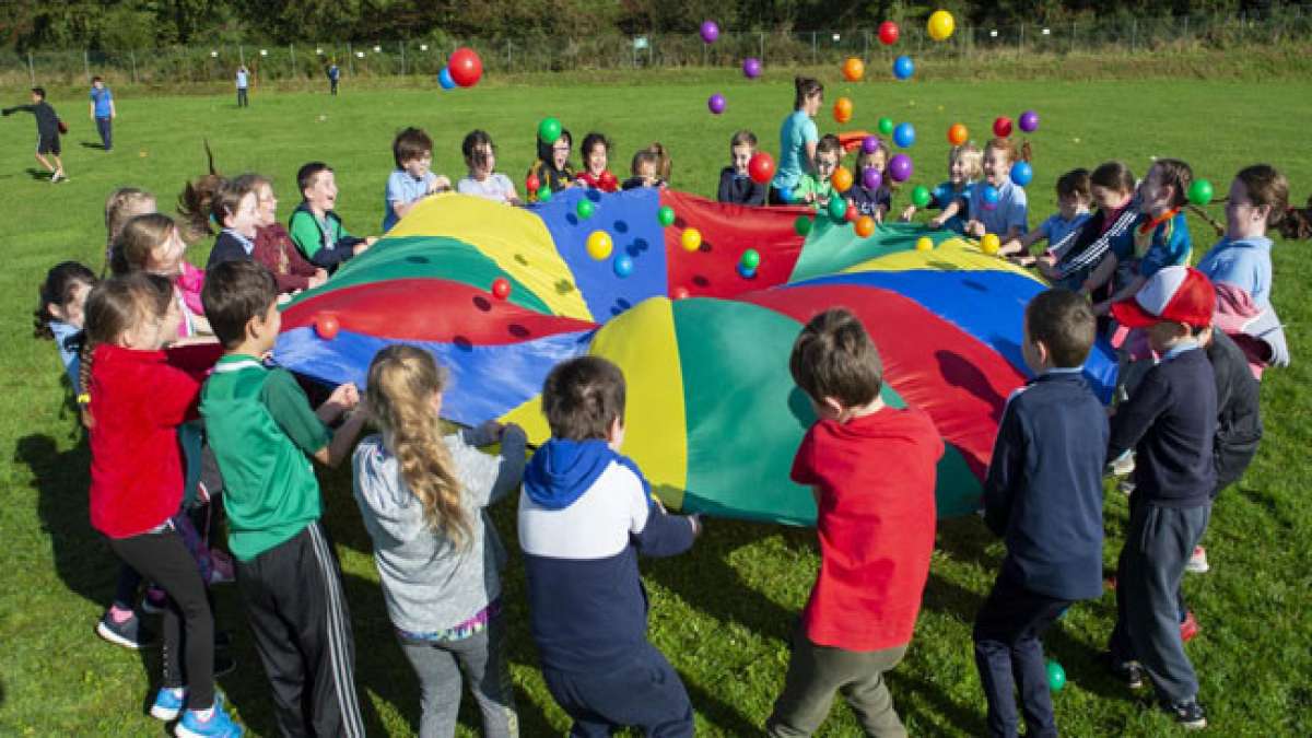 Feiern Sie den Europäischen Schulsporttag - ein Aufruf zur Bewegung und Aktivität für Schulkinder in ganz Europa.