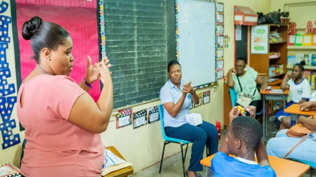Feiern Sie den Tag der Lehrer in Jamaika und würdigen Sie die engagierten Pädagogen, die das Bildungssystem des Landes formen. Feiern Sie den Tag der Lehrer in Jamaika und würdigen Sie die engagierten Pädagogen, die das Bildungssystem des Landes formen.
