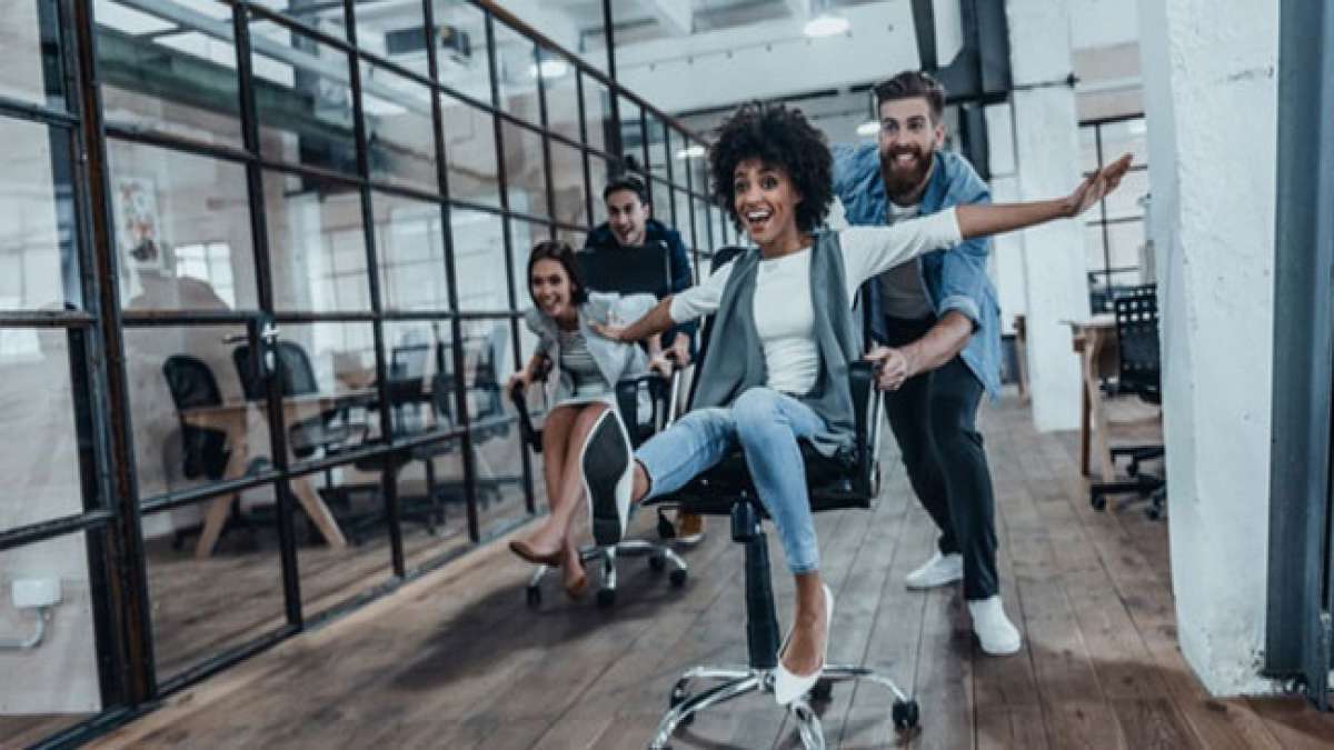 Feiern Sie den Nationalen Tag des Spaßes am Arbeitsplatz: Ein Tag, um Freude und gute Stimmung im Büro zu fördern.