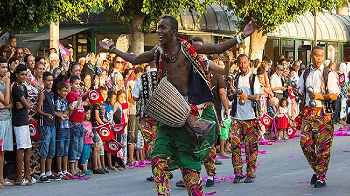 Feiern Sie den farbenfrohen Karneval von Awussu in Sousse, Tunesien! Erleben Sie mitreißende Umzüge, symbolische Wagen und die faszinierende Folklore dieser einzigartigen Feier.