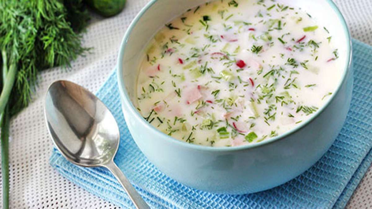 Genießen Sie den Okroshka-Tag und entdecken Sie das erfrischende Geschmackserlebnis dieser kalten russischen Gemüsesuppe, die im Sommer als köstliche Delikatesse serviert wird. Genießen Sie den Okroshka-Tag und entdecken Sie das erfrischende Geschmackserlebnis dieser kalten russischen Gemüsesuppe, die im Sommer als köstliche Delikatesse serviert wird.