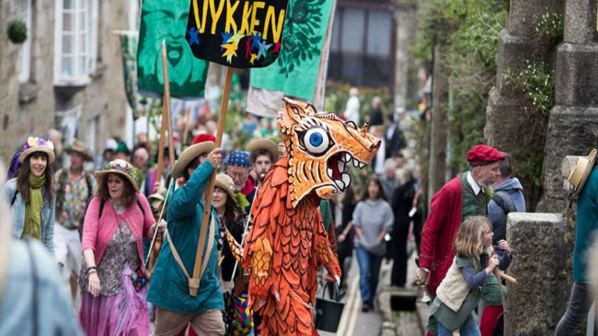 Tauchen Sie ein in den berühmten Pelztanz von Helston, Großbritannien, einem der ältesten Bräuche des Landes.