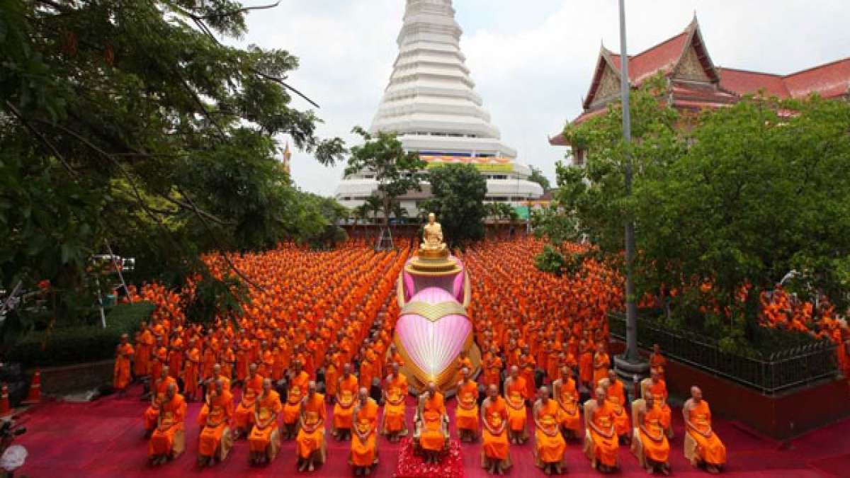 Asalha Puja: Ein Tag der Erleuchtung und der Feier.