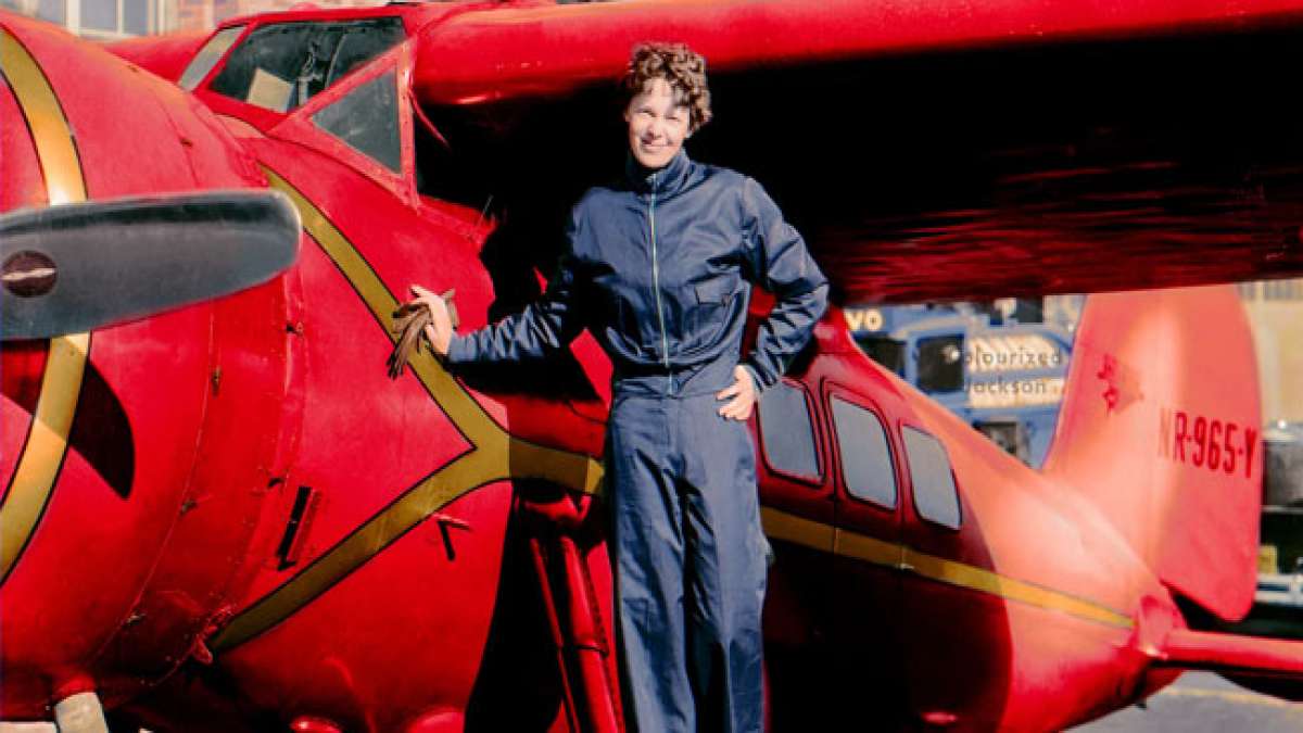 Gedenken Sie Amelia Earhart, der legendären Luftfahrtpionierin, am Nationalen Amelia Earhart-Tag in den USA.