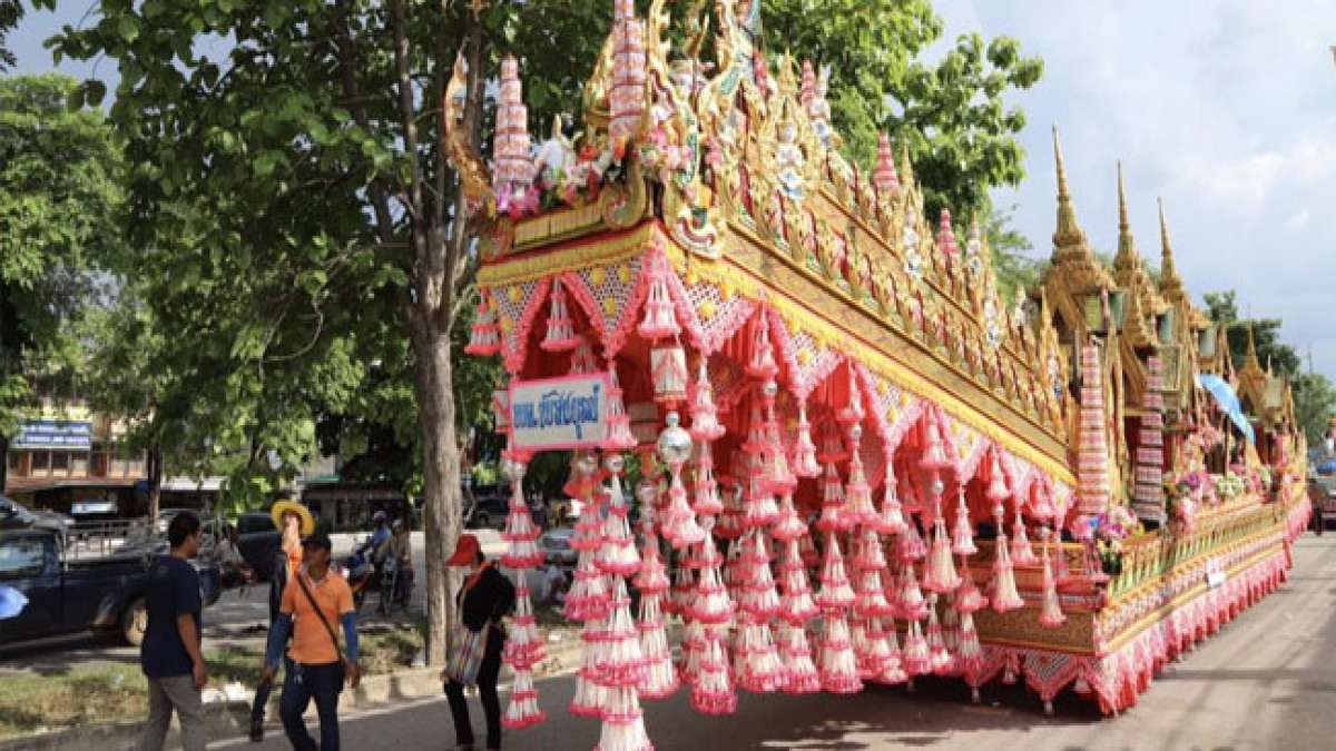 Tauchen Sie ein in die faszinierende Welt des thailändischen Sat Thai Tags, einem traditionellen Halbjahresfest voller animistischer Rituale und Überzeugungen, das die Verbindung zwischen Mensch und Natur zelebriert.