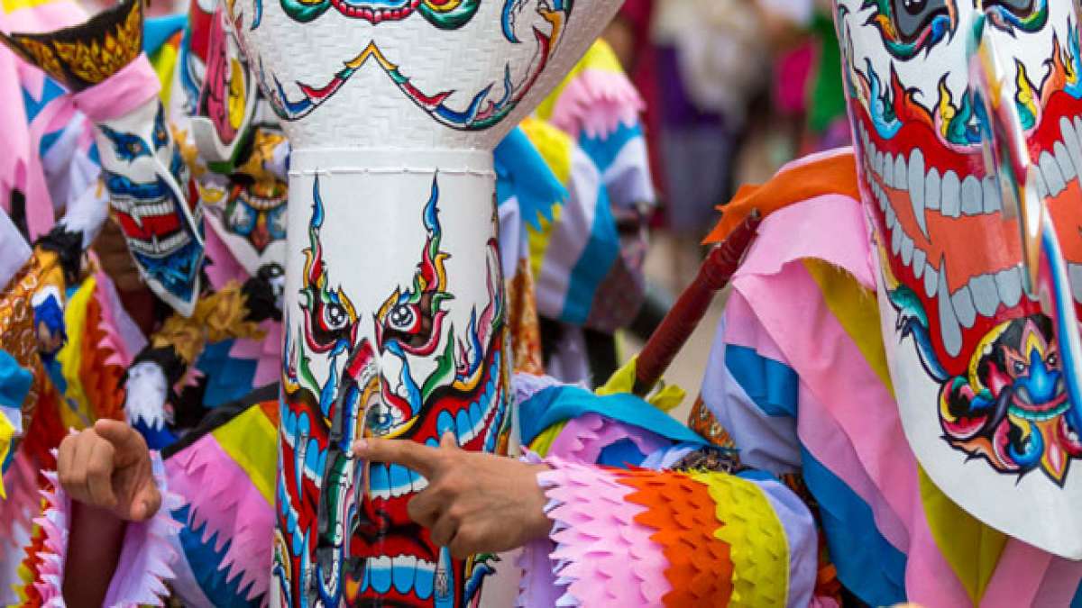 Erleben Sie die mystische Atmosphäre des Geisterfests in Thailand, auch als Sat Thai bekannt, wenn die Grenzen zwischen den Welten verschwimmen und Opfergaben den Verstorbenen dargebracht werden.