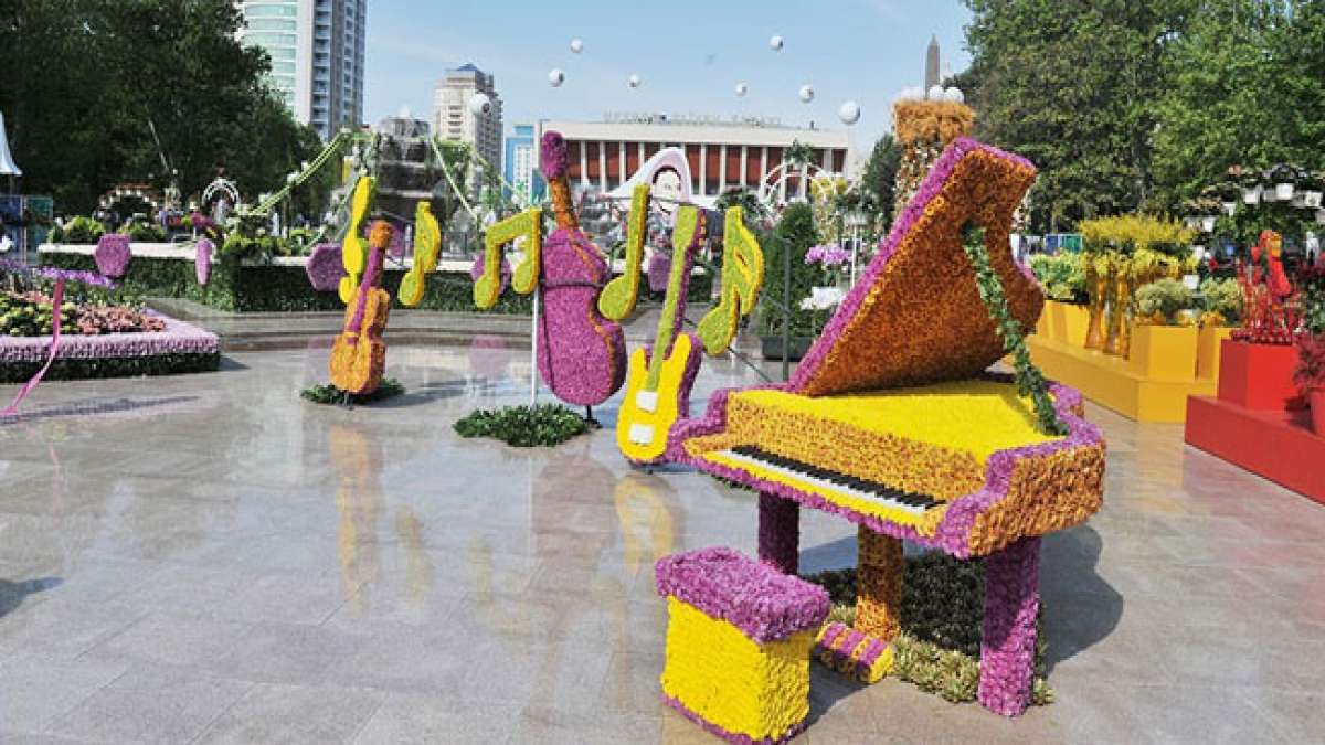 Erleben Sie die Schönheit von Aserbaidschans Blumenfest, das zu Ehren des verstorbenen Präsidenten Heydar Aliyev ins Leben gerufen wurde.