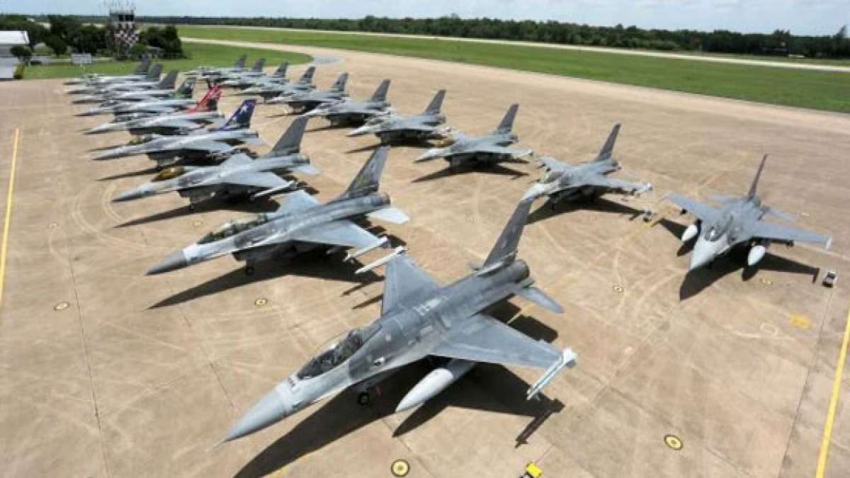 Feiern Sie den Stolz und die Geschichte der Royal Thai Air Force am Tag ihrer Gründung.