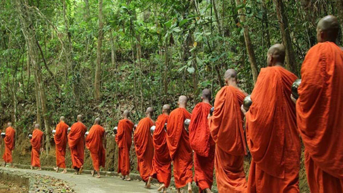 Tauchen Sie ein in die buddhistische Fastenzeit, bekannt als Vassa oder Regen-Retreat, in Thailand.