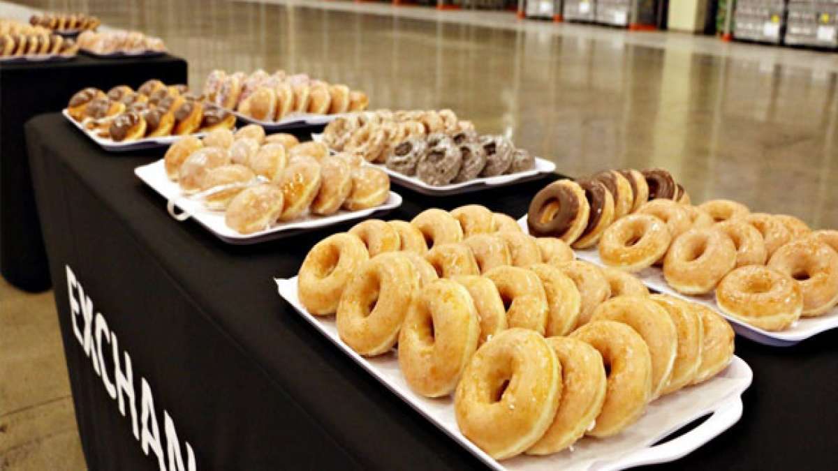 Feiern Sie den Nationalen Donut-Tag II in den USA und entdecken Sie die Geschichte der mutigen 'Donut-Mädels' der Heilsarmee, die während des Ersten Weltkriegs Donuts für die Soldaten backten. Feiern Sie den Nationalen Donut-Tag II in den USA und entdecken Sie die Geschichte der mutigen 'Donut-Mädels' der Heilsarmee, die während des Ersten Weltkriegs Donuts für die Soldaten backten.