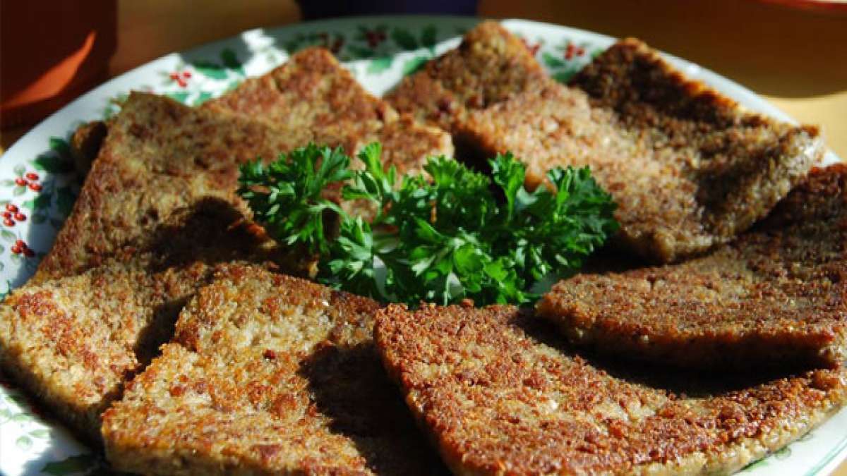 Feiern Sie den Nationalen Scrapple-Tag in den USA und entdecken Sie die köstliche Tradition von Scrapple, einem herzhaften Gericht aus Schweinefleischresten und Gewürzen, das zu einem leckeren Frühstück zubereitet wird.