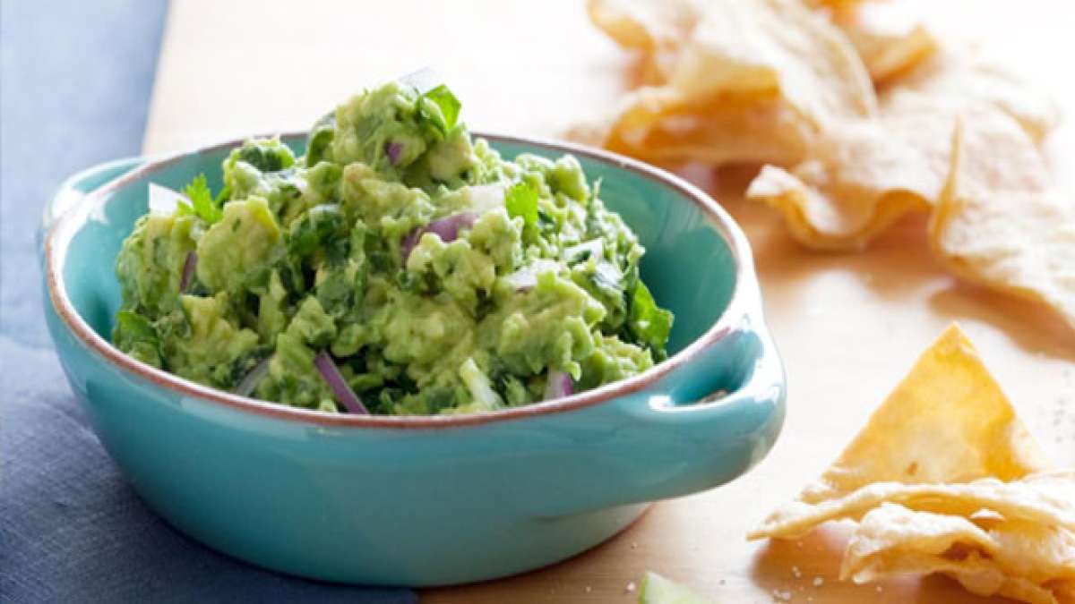 Feiern Sie den Nationalen Tag der würzigen Guacamole und kreieren Sie eine schmackhafte, scharfe Guacamole mit cremigen Avocados, roten Zwiebeln, Jalapeno, frischem Koriander, Limettensaft und Gewürzen. Feiern Sie den Nationalen Tag der würzigen Guacamole und kreieren Sie eine schmackhafte, scharfe Guacamole mit cremigen Avocados, roten Zwiebeln, Jalapeno, frischem Koriander, Limettensaft und Gewürzen.