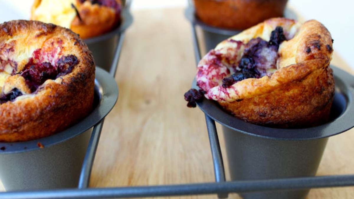 Verwöhnen Sie Ihren Gaumen am Nationalen Blaubeer-Popover-Tag – Genießen Sie luftige Popovers mit frischen Blaubeeren, ein köstliches Frühstückserlebnis.