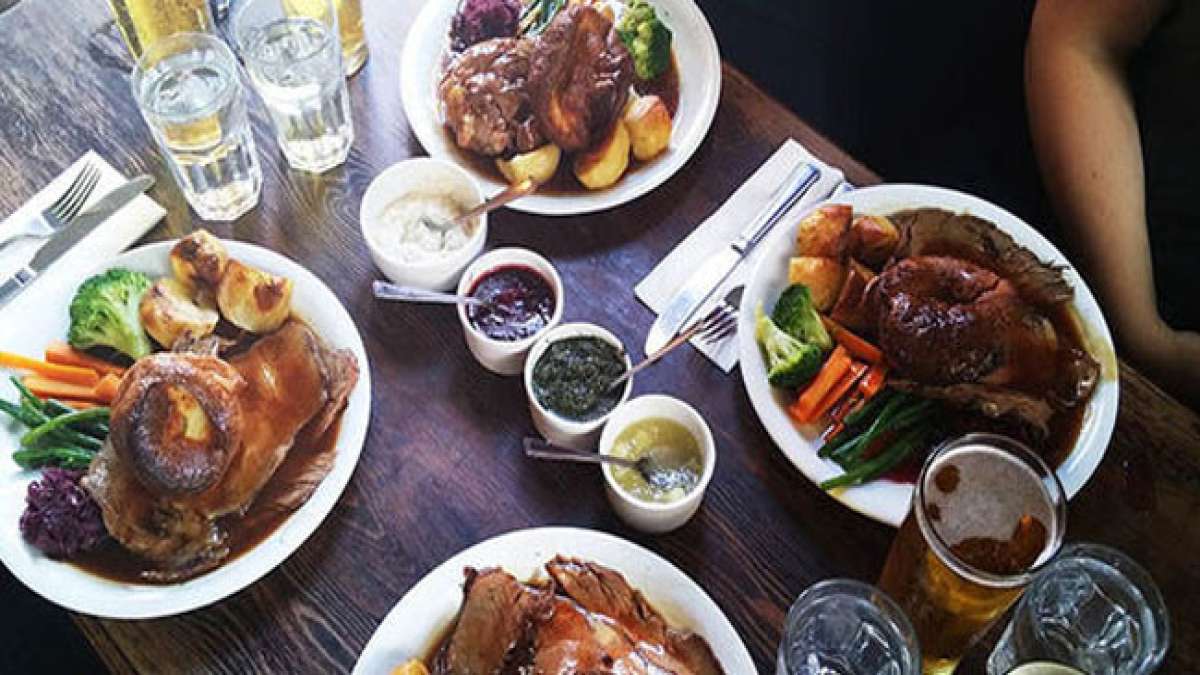 Feiern Sie die britische Esskultur am Nationalen Roast-Dinner-Tag in Großbritannien