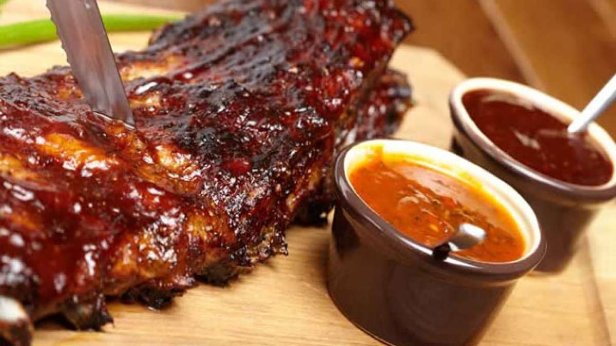 Feiern Sie den Nationalen Spareribs-Tag und entdecken Sie die Vielfalt der köstlichen Schweinerippchen, die sich aus dem unteren Teil des Schweins ergeben.