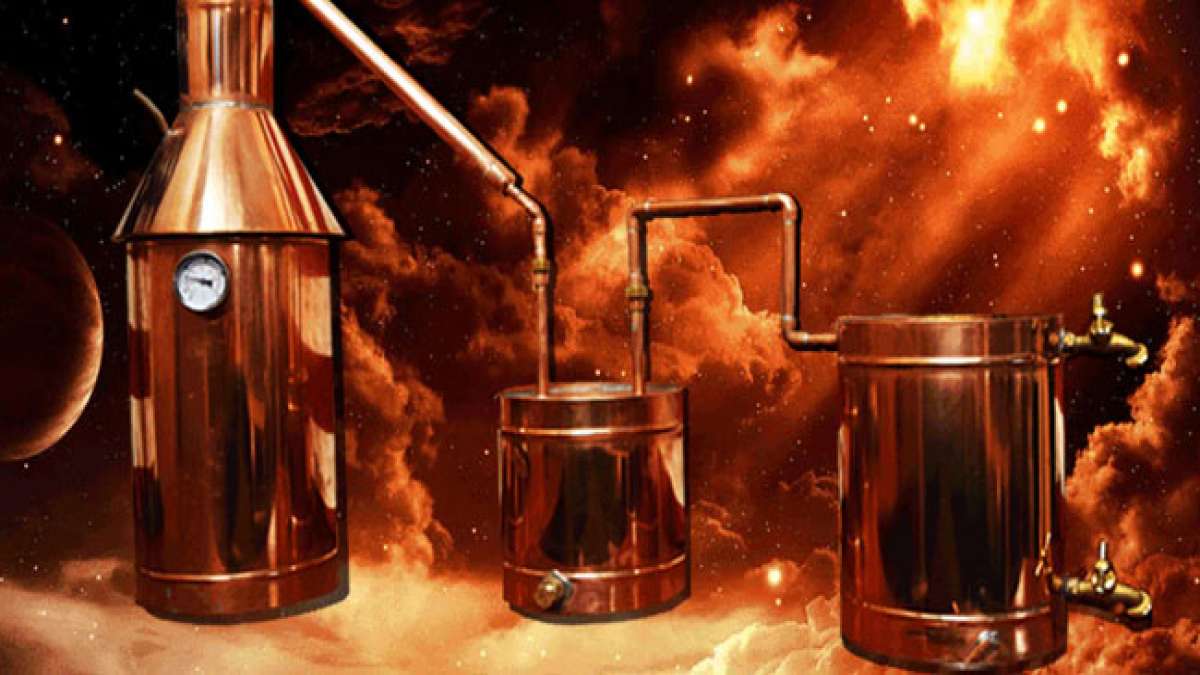 Entdecke die Geschichte und den Charme dieser illegalen Spirituose, die nachts unter dem Mondlicht entstanden ist.