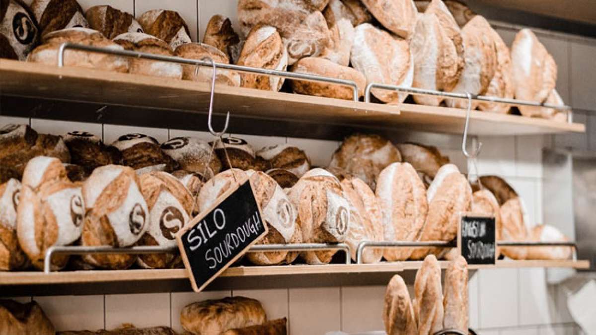 Feiern Sie den Nationalen Bananenbrottag in Canberra, Australien, und entdecken Sie die köstliche Welt des saftigen, süßen Bananenbrots, das aus zerdrückten Bananen gebacken wird. Feiern Sie den Nationalen Bananenbrottag in Canberra, Australien, und entdecken Sie die köstliche Welt des saftigen, süßen Bananenbrots, das aus zerdrückten Bananen gebacken wird.