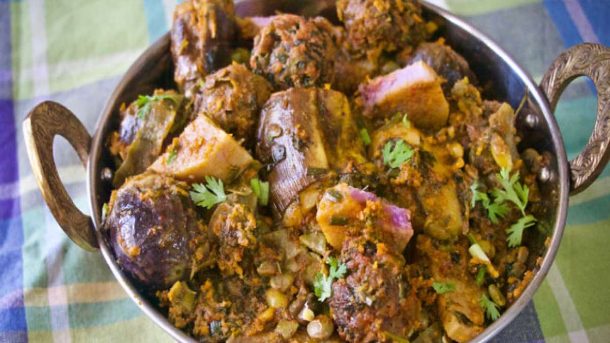 Undhiyu: Ein traditionelles Gemüsegericht aus Indien, das kopfüber gekocht wird.