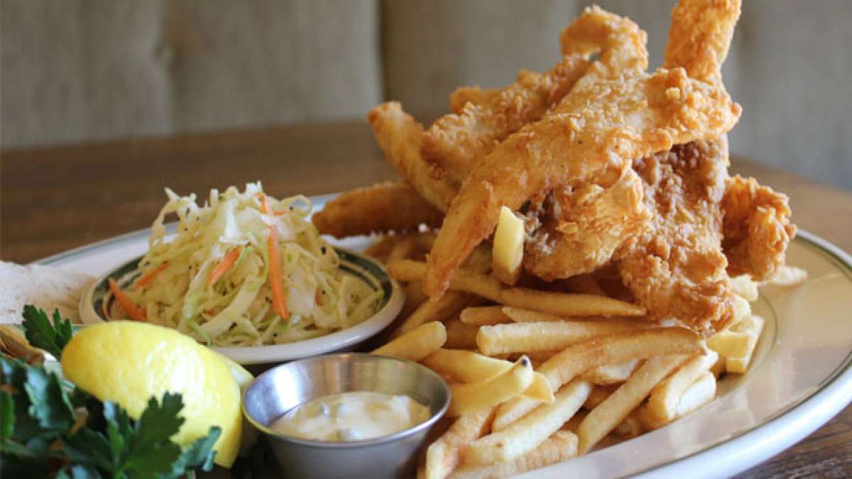 Erleben Sie den Geschmack von Tradition und Gemeinschaft am Freitags-Fischbrattag in Wisconsin, USA.