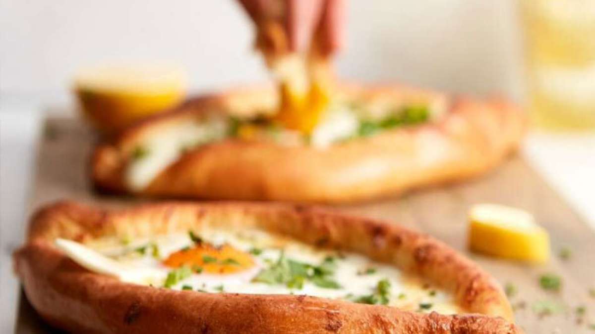 Feiern Sie den Nationalen Khachapuri-Tag in den USA und tauchen Sie ein in die verlockende Welt des traditionellen georgischen Gerichts.