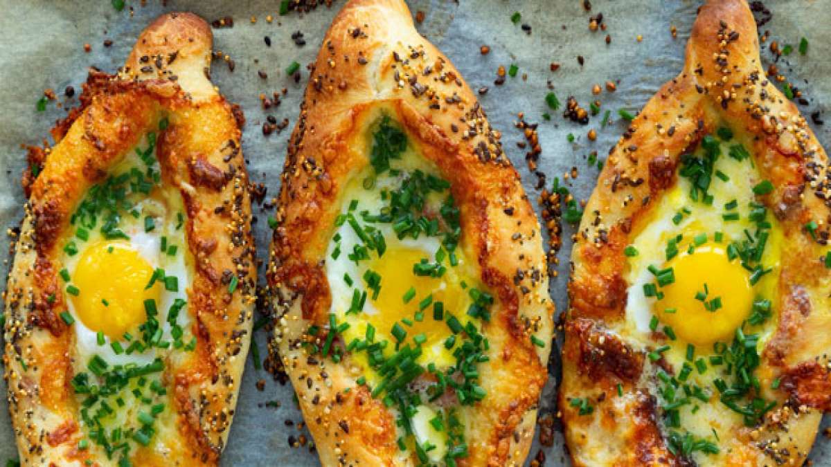 Feiern Sie den Nationalen Khachapuri-Tag in Georgien und entdecken Sie die kulinarische Vielfalt dieses einzigartigen Gerichts, das in einem Ofen gebacken wird und mehr als 50 regionale Variationen bietet. Feiern Sie den Nationalen Khachapuri-Tag in Georgien und entdecken Sie die kulinarische Vielfalt dieses einzigartigen Gerichts, das in einem Ofen gebacken wird und mehr als 50 regionale Variationen bietet.