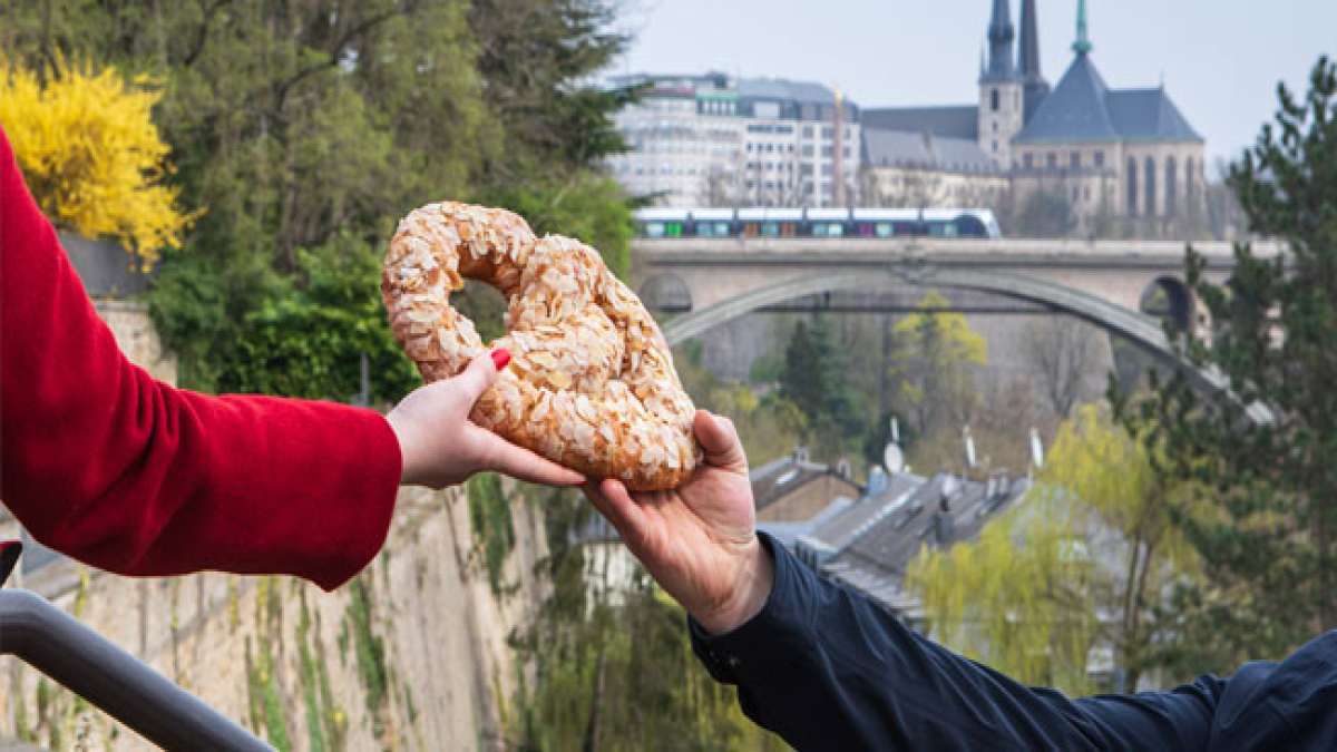 Erleben Sie den romantischen Brauch des Brezelsonntags in Luxemburg, an dem Männer ihre Liebe mit einer Brezel bekunden und auf eine liebevolle Geste hoffen. Erleben Sie den romantischen Brauch des Brezelsonntags in Luxemburg, an dem Männer ihre Liebe mit einer Brezel bekunden und auf eine liebevolle Geste hoffen.