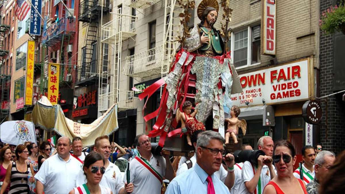 Tauchen Sie ein in die traditionsreiche Feier des Heiligen Rochus in Italien, die seit 129 Jahren von der Gesellschaft des Heiligen Rochus in Potenza bewahrt wird. Tauchen Sie ein in die traditionsreiche Feier des Heiligen Rochus in Italien, die seit 129 Jahren von der Gesellschaft des Heiligen Rochus in Potenza bewahrt wird.