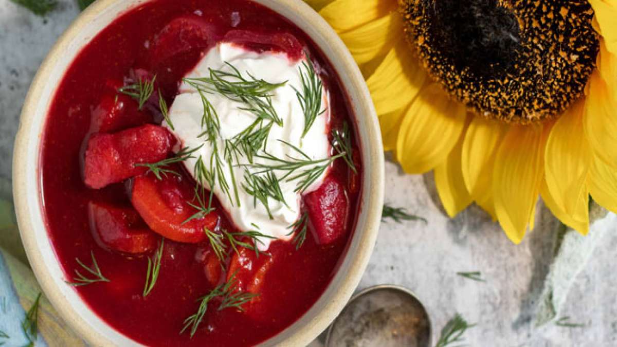 Entdecken Sie die köstliche Welt des ukrainischen Borschtschs am zweiten Samstag im September und feiern Sie diese herzhafte Suppe, die seit über 500 Jahren die Ukraine kulinarisch bereichert. Entdecken Sie die köstliche Welt des ukrainischen Borschtschs am zweiten Samstag im September und feiern Sie diese herzhafte Suppe, die seit über 500 Jahren die Ukraine kulinarisch bereichert.
