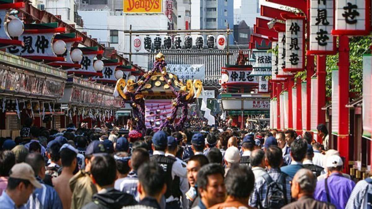 Feiern Sie das eindrucksvolle Sanja Matsuri Festival im historischen Sensō-ji Tempel in Tokio.