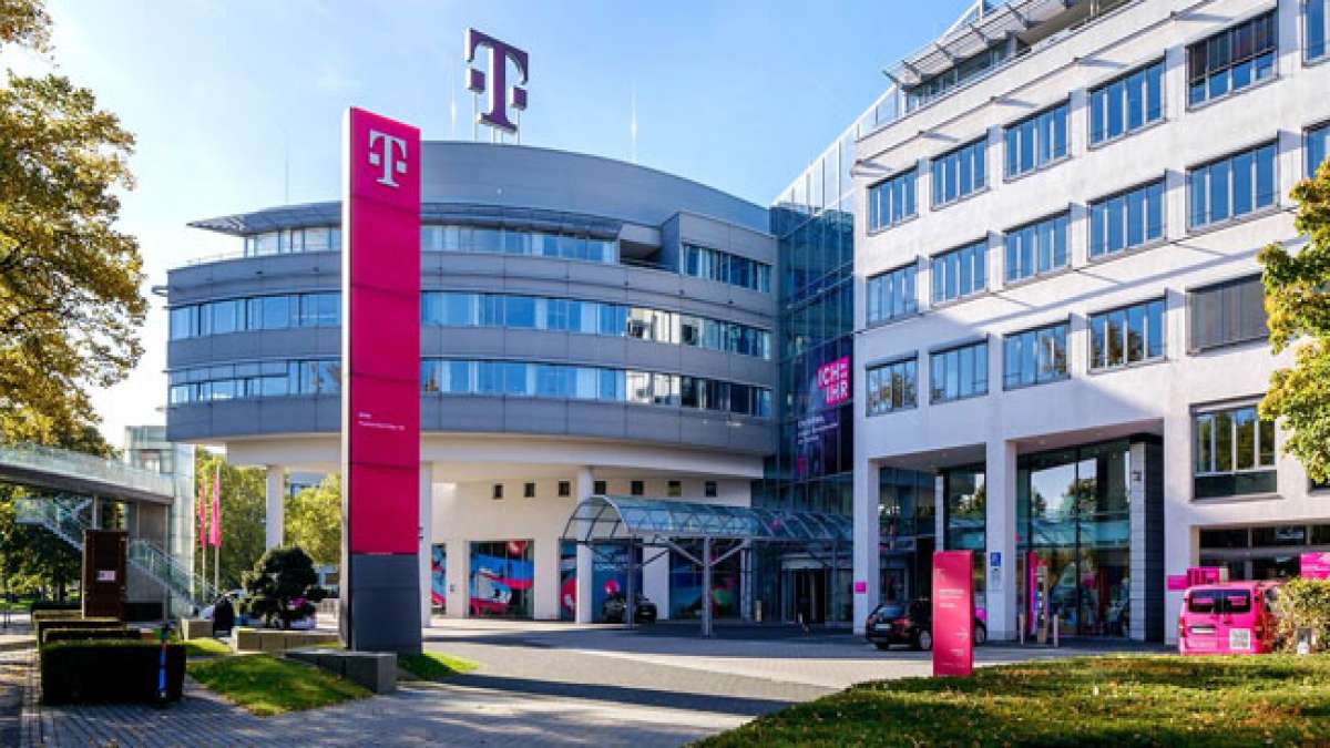 Die Deutsche Telekom AG, früher bekannt als Deutsche Bundespost Telekom, ist ein deutsches Telekommunikationsunternehmen und der größte Anbieter in Europa nach Umsatz.
