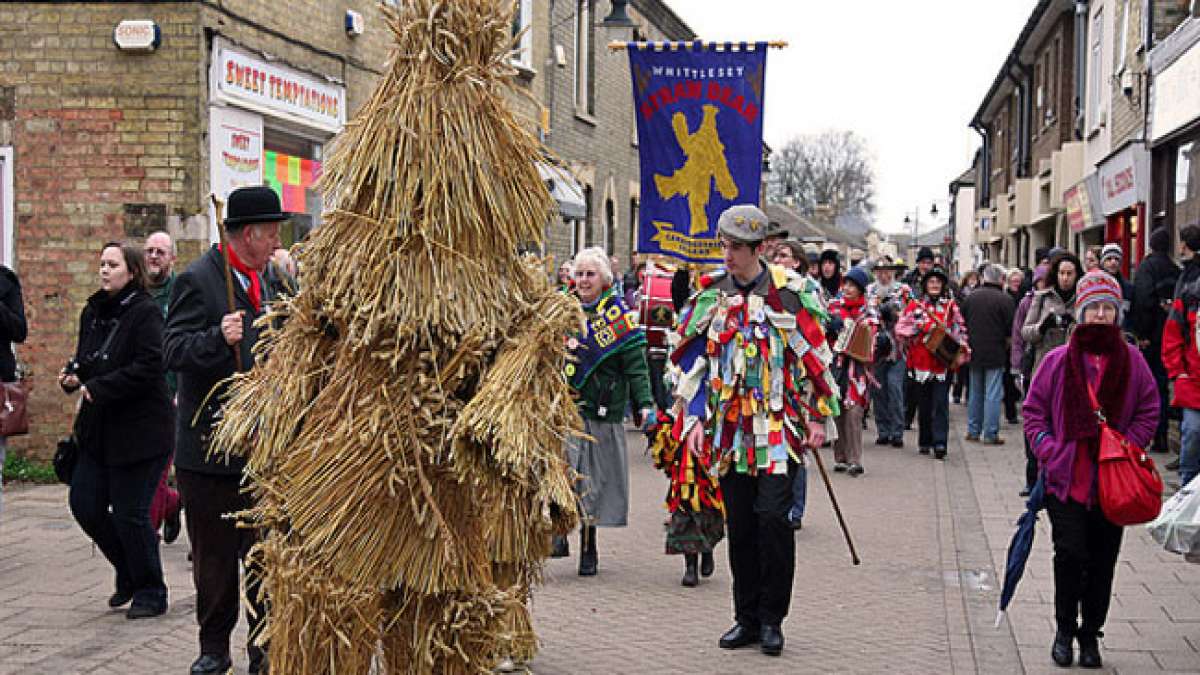 Diese Tradition geht auf das späte 15. Jahrhundert zurück und wurde wahrscheinlich von heidnischen und religiösen Praktiken beeinflusst. Diese Tradition geht auf das späte 15. Jahrhundert zurück und wurde wahrscheinlich von heidnischen und religiösen Praktiken beeinflusst.