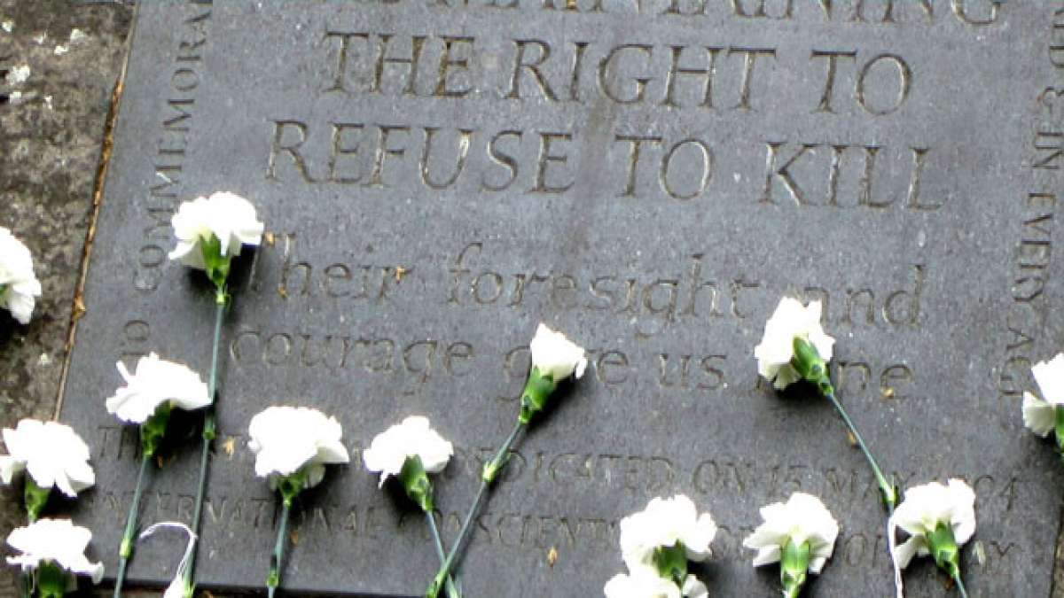 Feiere den Internationalen Tag der Kriegsdienstverweigerung und würdige Menschen, die aus moralischen oder religiösen Überzeugungen den Militärdienst ablehnen.