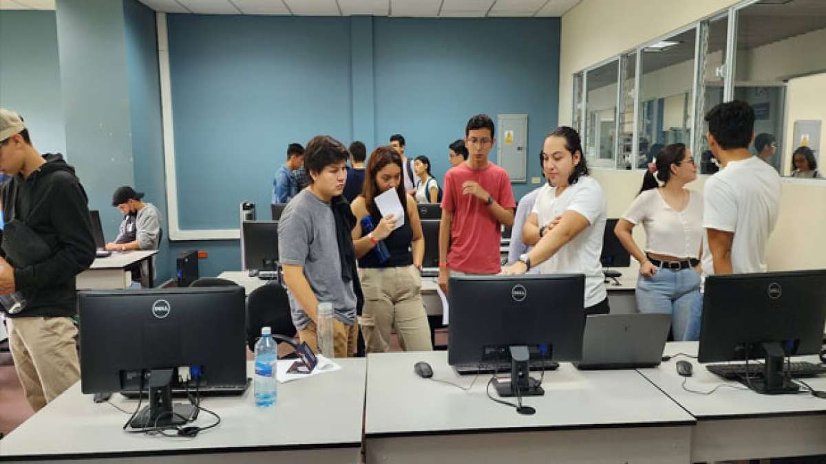 Feiern Sie den Tag der Informatik in El Salvador und würdigen Sie die Experten, die die digitale Welt vorantreiben.