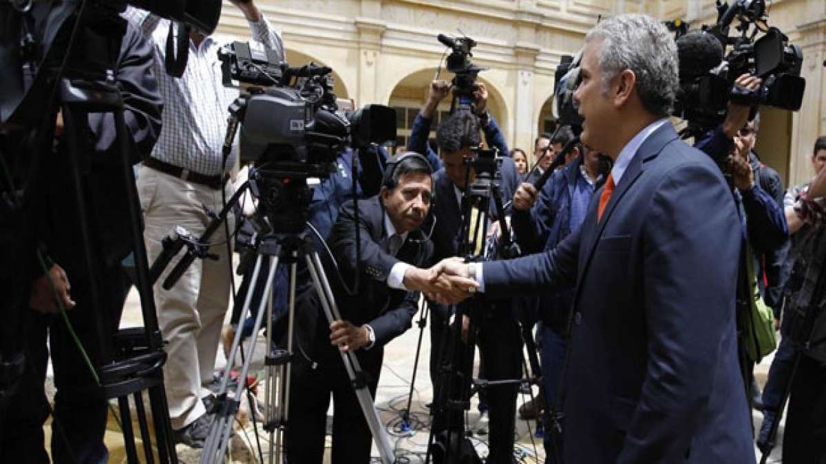 Feiern Sie den Nationalen Tag des Rundfunksprechers in Kolumbien und entdecken Sie die fesselnde Welt der Stimmen, die Emotionen zum Leben erwecken.