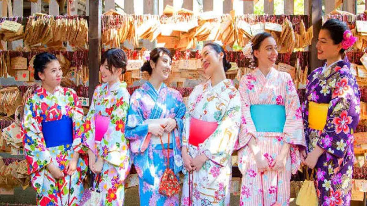 Am Kimono-Tag (Gofuku No Hi) in Japan feiern wir die Schönheit und Tradition der Kimonos, die aus dem Stoff des Landes geschaffen werden.