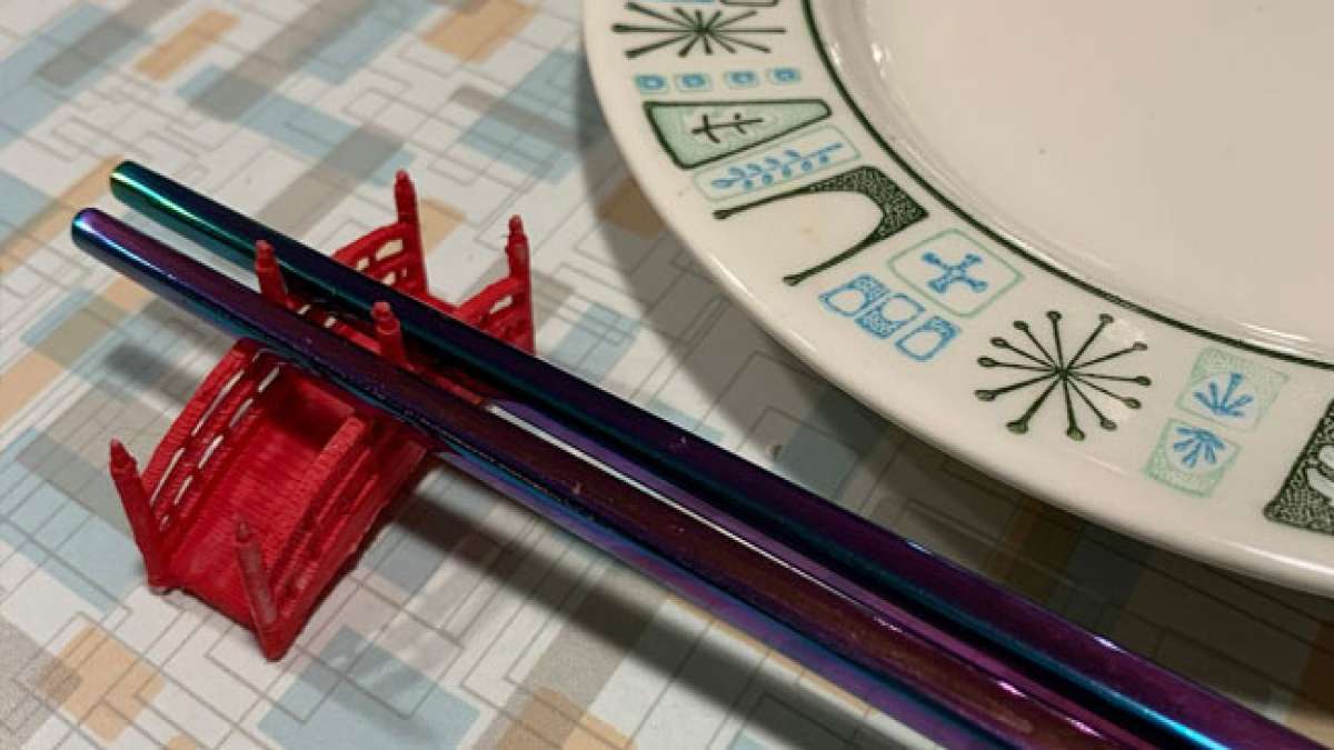 Feiern Sie den Tag der Brücke und der Essstäbchen in Japan am 4. August.