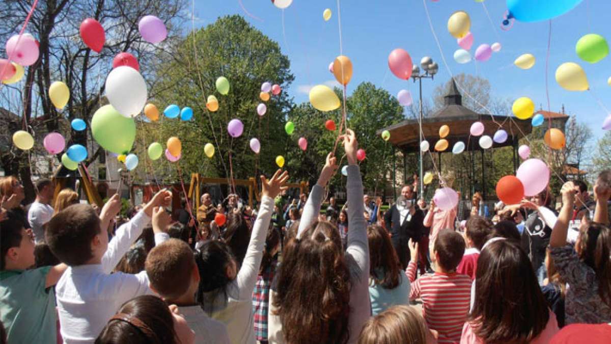 Erleben Sie die lebendige Geschichte von Zaragozas Cincomarzada, einem Volksfest, das die Tapferkeit und den Zusammenhalt der Stadt feiert. Erleben Sie die lebendige Geschichte von Zaragozas Cincomarzada, einem Volksfest, das die Tapferkeit und den Zusammenhalt der Stadt feiert.