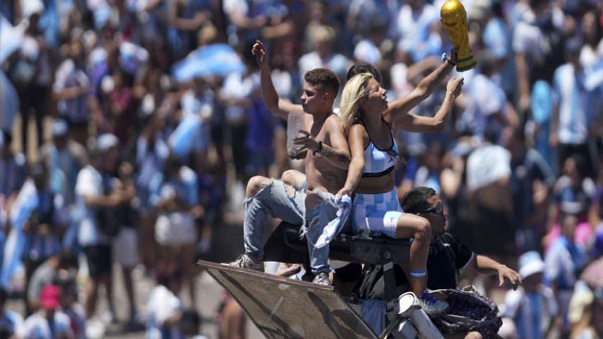 Feiern Sie den Tag der Rennsportfans in Argentinien, eine Hommage an die leidenschaftlichen Anhänger von Racing, die den Verein vor dem Verschwinden bewahrt haben. Feiern Sie den Tag der Rennsportfans in Argentinien, eine Hommage an die leidenschaftlichen Anhänger von Racing, die den Verein vor dem Verschwinden bewahrt haben.