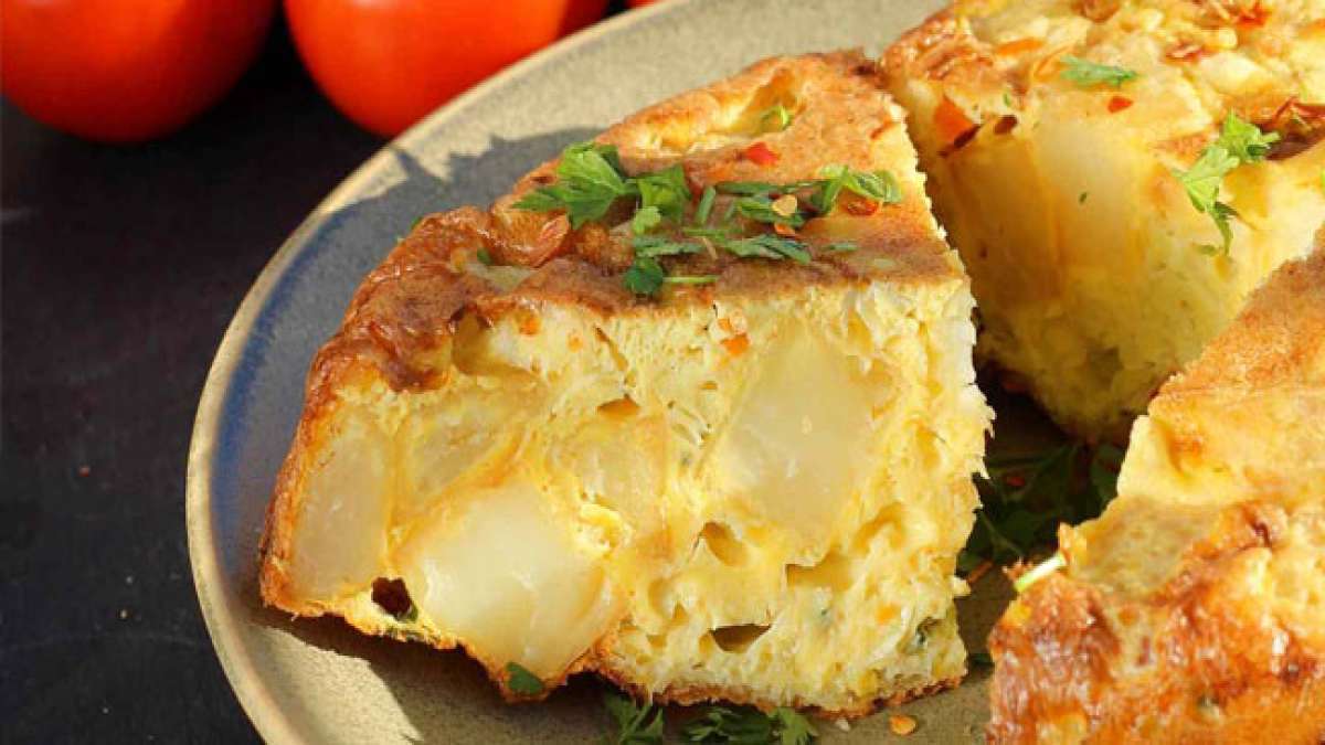 Genießen Sie Kartoffelomeletts und lokale Bräuche an diesem festlichen Tag.