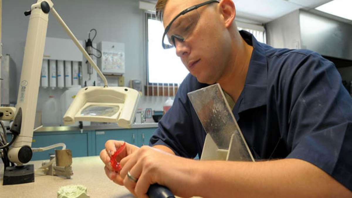 Entdecken Sie die Kunst der Zahntechnik am Tag des Zahntechnikers in Argentinien am 24. März.