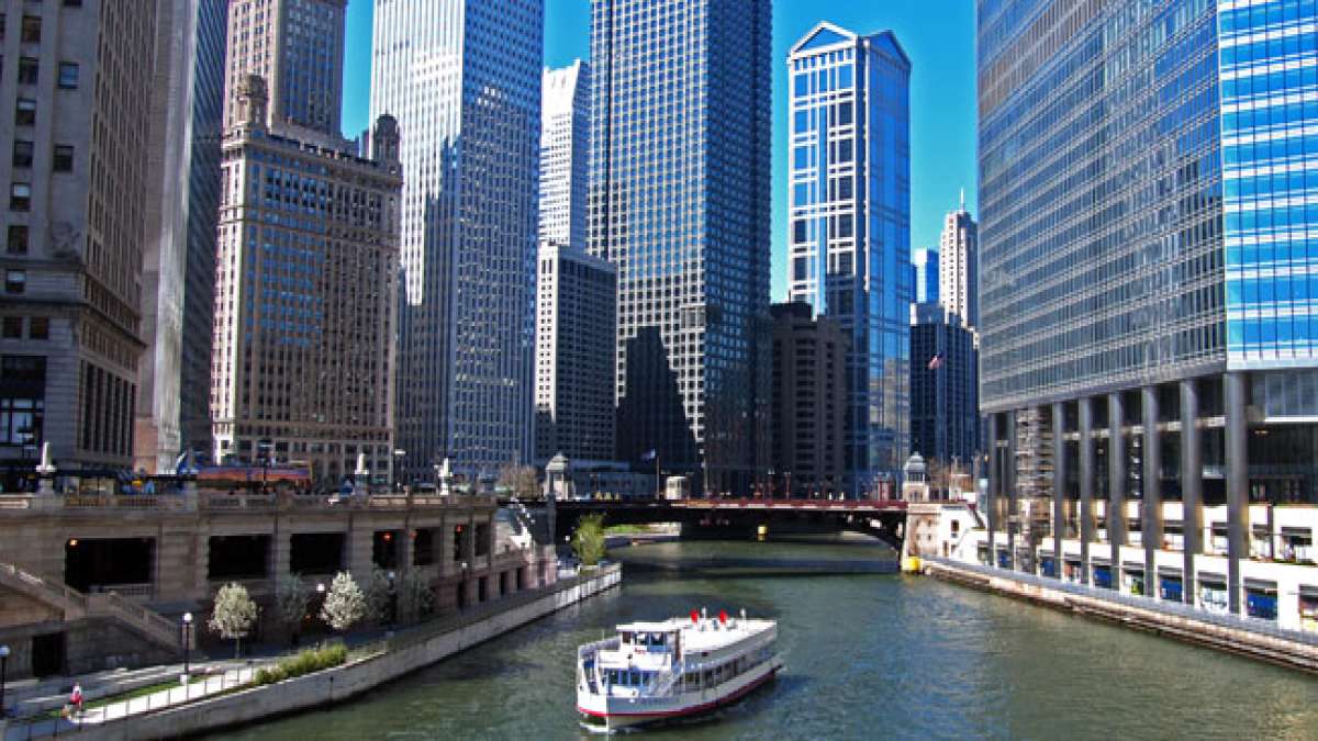 Tauchen Sie ein in die Energie der 'Windy City', einer pulsierenden Metropole am Ufer des Lake Michigan. Tauchen Sie ein in die Energie der 'Windy City', einer pulsierenden Metropole am Ufer des Lake Michigan.