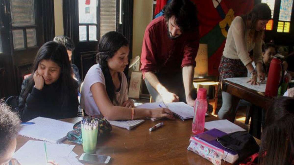 Entdecken Sie das inspirierende Bildungsprojekt Aula Vereda, das sich in Argentinien für die Förderung von Bildung und Chancengleichheit bei Kindern und Jugendlichen einsetzt. Entdecken Sie das inspirierende Bildungsprojekt Aula Vereda, das sich in Argentinien für die Förderung von Bildung und Chancengleichheit bei Kindern und Jugendlichen einsetzt.
