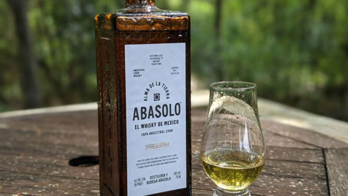 Entdecken Sie den einzigartigen Abasolo-Tag in Mexiko und die faszinierende Geschichte hinter dem ersten mexikanischen Whisky, der aus heimischem Mais in einer der höchstgelegenen Brennereien der Welt hergestellt wird.