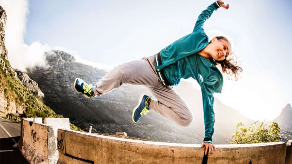 Feiern Sie den Welt-Parkour-Tag am 7. Juni und erleben Sie die Faszination dieser französischen Sportart, die Geschicklichkeit, Adrenalin und Freiheit in städtischen Räumen vereint.